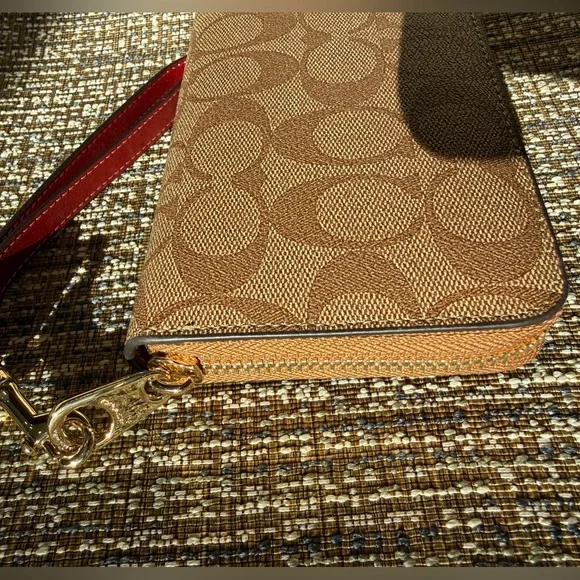 Coach x Peanuts Snoopy Patches Zip Around Accordion Wallet Wristlet - Picture 5 of 16